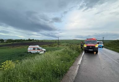  Ambulanță din Cluj implicată într-un accident la Pădureni - Patru persoane transportate la spital