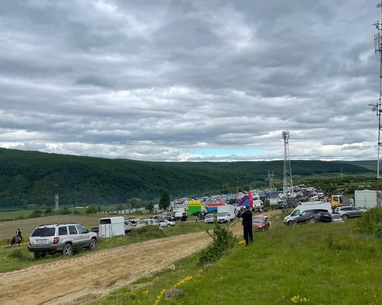  Doi copii și un bărbat ajung la spital după un accident cu un cal!
