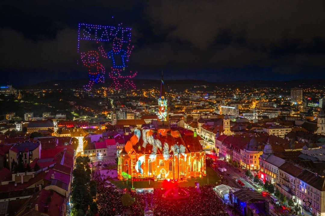 Spectacol aerian fascinant deasupra Pieței Unirii din Cluj, surprins de dronă la Zilele Clujului! Vezi imagini pline de magie!