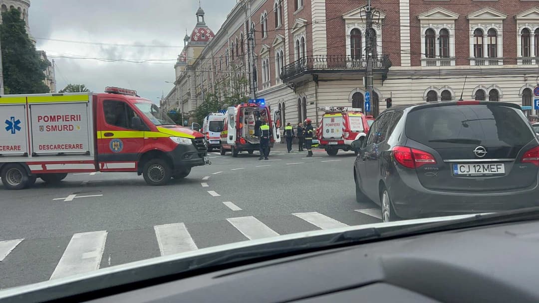  Ciocnire între autoturism și motocicletă în Piața Avram Iancu, Cluj-Napoca – Intervin echipaje de urgență.