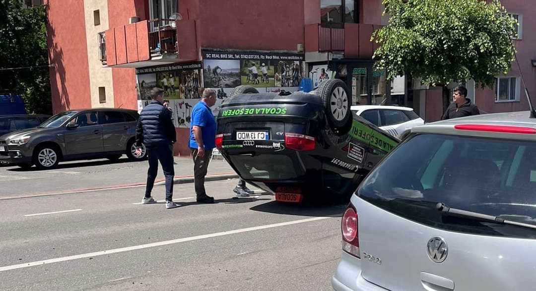  Mașină de școală de șoferi răsturnată în Dej. Detalii surprinzătoare ale Poliției Clujene