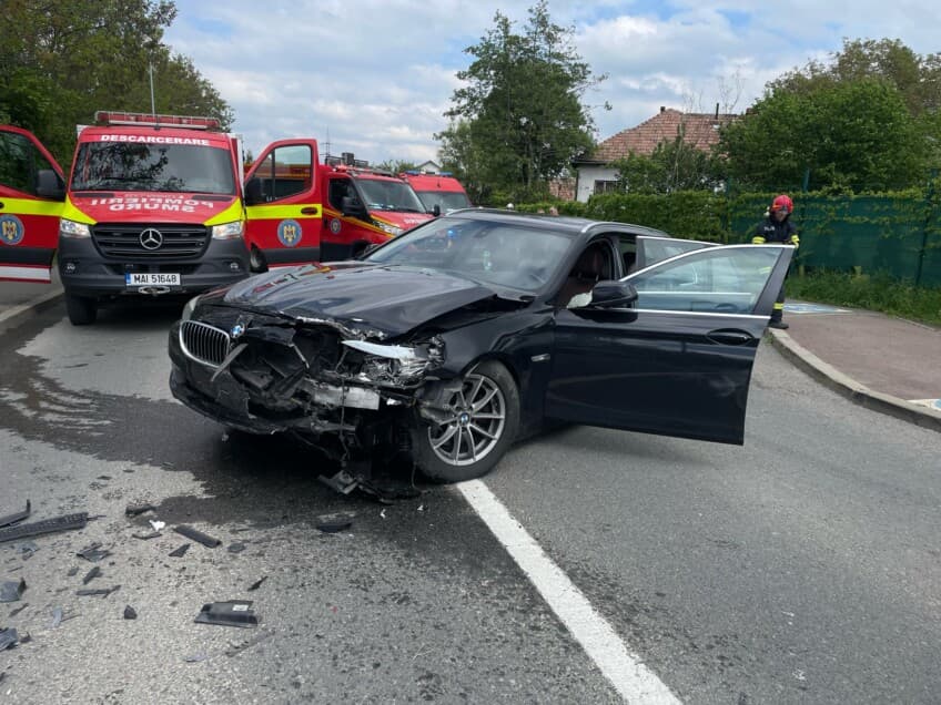  Trei mașini implicate, femeie de 30 de ani transportată la spital