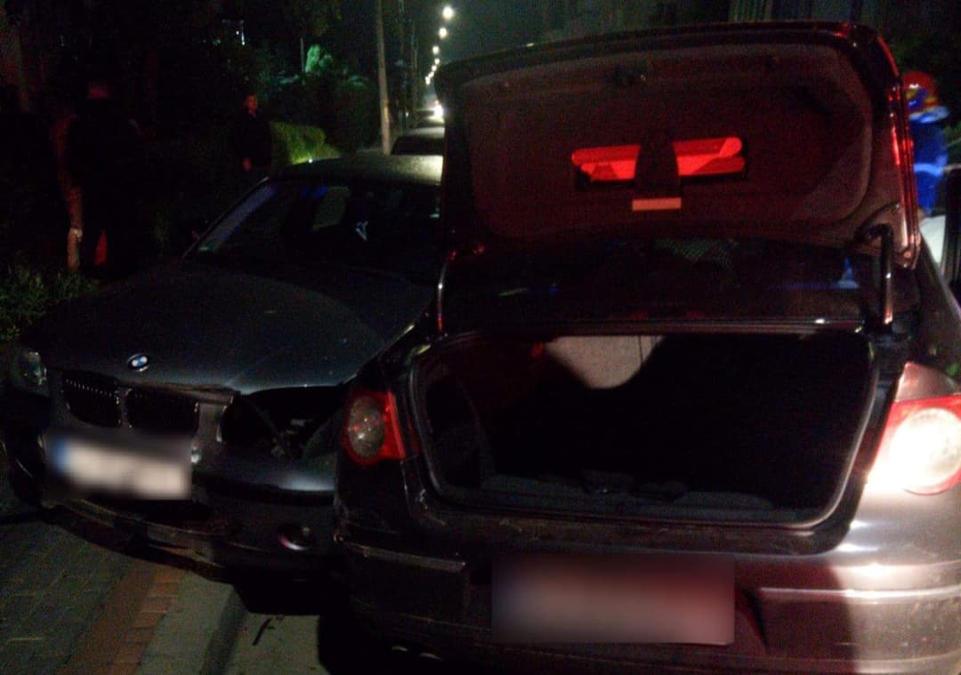  Tânăr de 20 de ani cu BMW lovește 5 mașini parcate în Dej, un băiat de 17 ani în spital