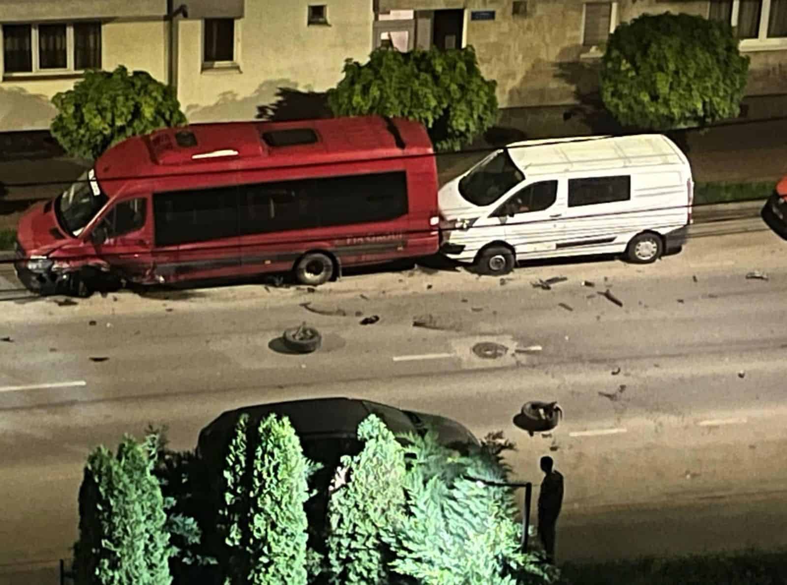  Un tânăr rănit și 6 mașini distruse; Șoferul vinovat căutat de autorități!