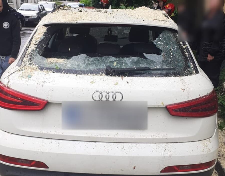  Incident pe Calea Victoriei, Turda - Copac căzut peste două mașini, intervenția promptă a pompierilor evită victime!