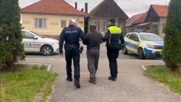  Bărbat din Cluj prins fără permis, conducând o mașină cu număr fals și documente expirate în Văleni, reținut de polițiști