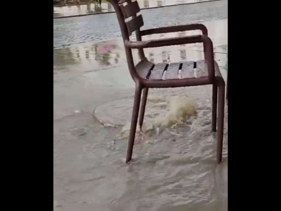  Canalizările cedează după o ploaie torențială. Trotuarele, complet acoperite de apă!