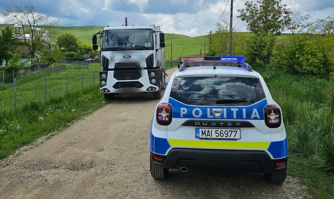  O femeie de 33 de ani și un copil de 3 ani, decedați după ce căruța lor a fost lovită de un camion