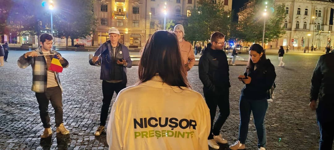  Atmosferă Festivă în Piața Unirii - Clujenii Celebrează Triumful lui Nicușor Dan!