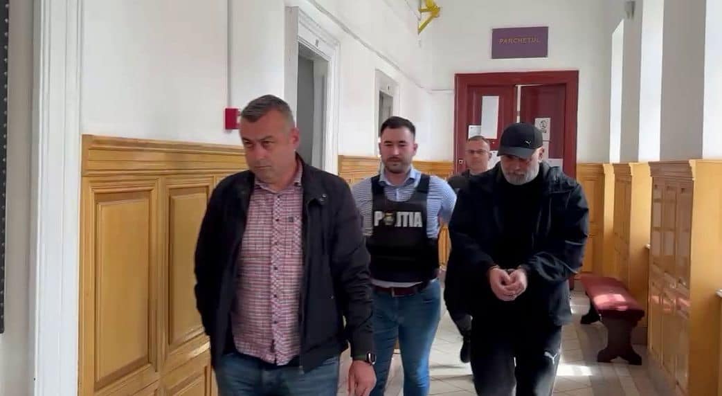 VIDEO. Un bărbat acuzat de înșelarea unui pensionar de 70 de ani la Cluj cu 1,4 milioane lei, încarcerat preventiv