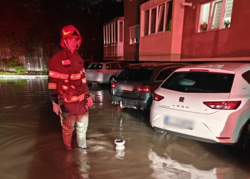  Pompierii clujeni luptă să evacueze apa acumulată rapid. VIDEO FOTO