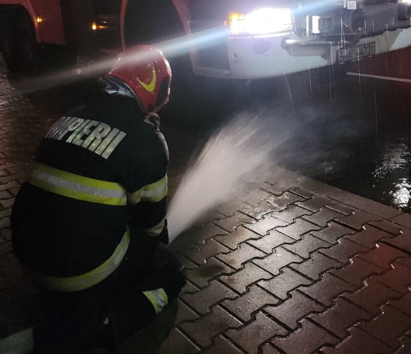  Copaci căzuți și subsoluri inundate sub intervenția rapidă a ISU Cluj, 5 mai 2025.
