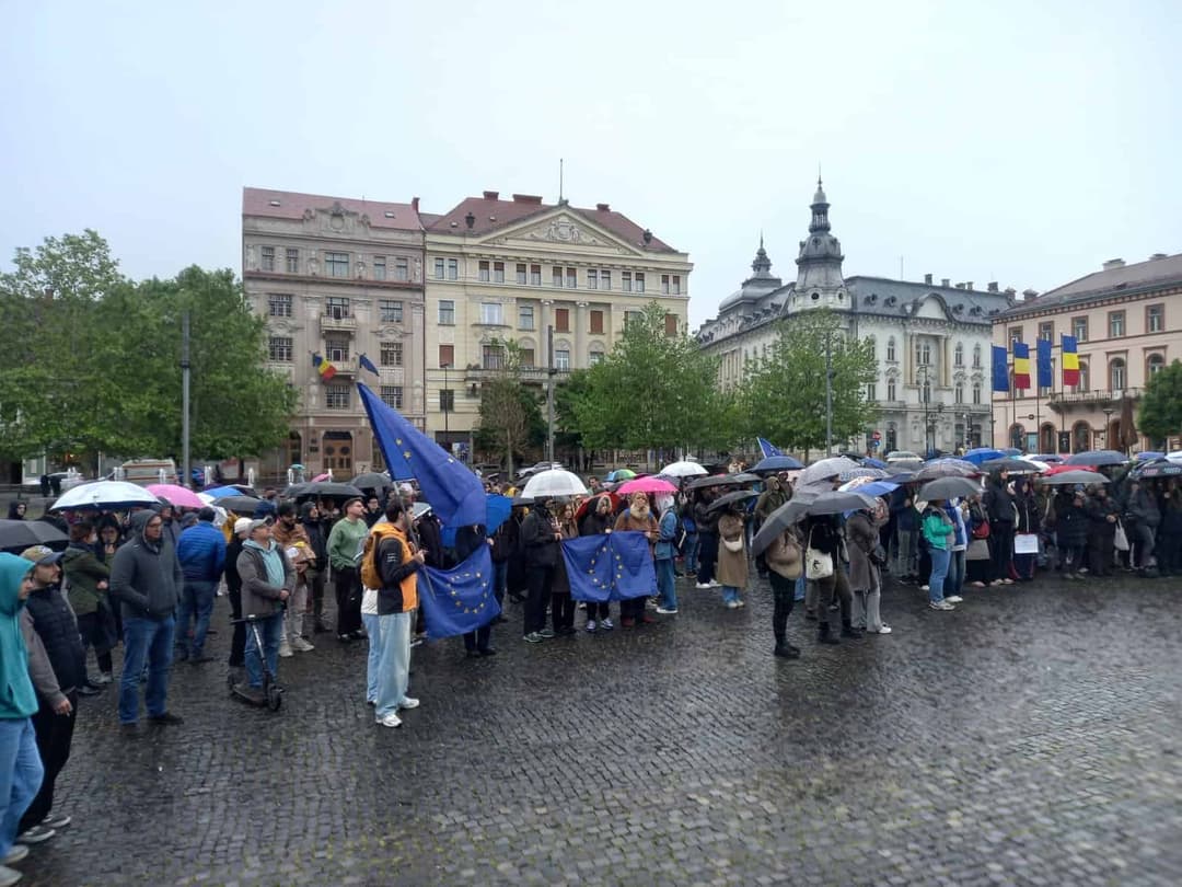  Marșul pentru Democrație la Cluj-Napoca atrage sute de oameni - Cot la cot, mergem la vot pentru viitorul nostru