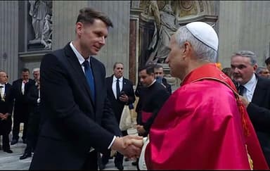  Clujeanul Mircea Abrudean, Președinte Interimar al Senatului, Îl Invită pe Papa Leon al XIV-lea în România după Liturghia de Inaugurare