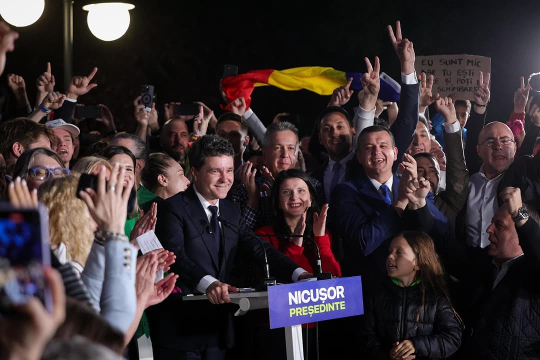  Strategii de succes - Cum a transformat Nicușor Dan voturile din turul unu în triumf în turul doi, câștigând alegerile din 2025.