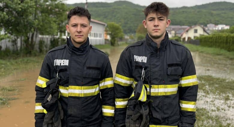 Eduard și Adrian, elevi la Școala de Subofițeri Boldești, sprijină pompierii clujeni în combaterea inundațiilor din Florești.