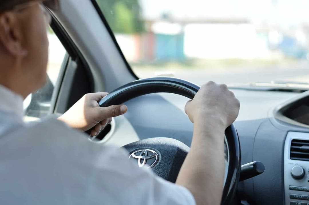 La 61 de ani, un bărbat din Călățele prins fără permis la volan, reținut 24 de ore de polițiștii din Huedin