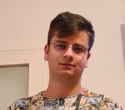 Ați Izbit pe Adrian? Tânărul de 25 de ani din Cluj încă Dispărut - Căutările Continuă pentru Întoarcerea sa Acasă