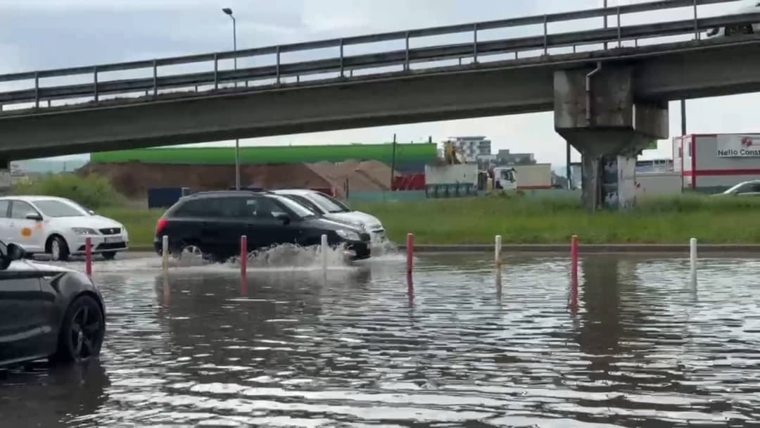  Drum și parcare transformate în lac, circulație afectată de furtună puternică în Cluj.