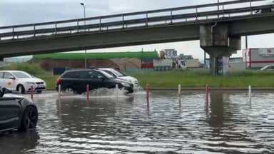  Drum și parcare transformate în lac, circulație afectată de furtună puternică în Cluj.