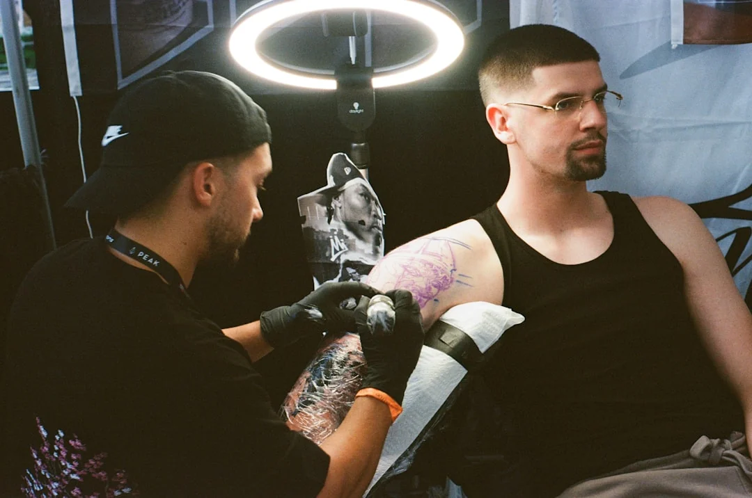 O femeie și-a tatuat fiecare rechin întâlnit: „La început mă temeam să nu fiu mâncată”